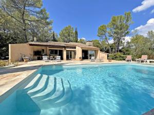 - une piscine en face d'une maison dans l'établissement Villa San Michele - 70's experience with pool in Provence, à Salernes