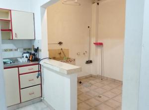 eine Küche mit einer Theke und einem Waschbecken in einem Zimmer in der Unterkunft Hermoso y cómodo apartamento.en Pereira in Pereira
