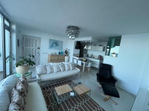 uma sala de estar com um sofá e uma mesa em Playa del Hombre Deluxe Luxury Apartments em Playa del Hombre