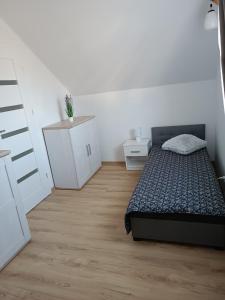 En eller flere senge i et værelse på Mały Domek Nadmorski
