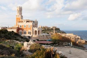 Un edificio su una collina vicino all'oceano di La Rosa di Sharon a Portopalo