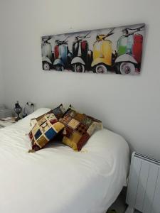 a white bed with two pillows on top of it at Maravilloso alojamiento en pleno centro de Dos Hermanas in Dos Hermanas