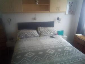 a bedroom with a bed with a blue and white bedspread at 11 Oaklands in Porchfield