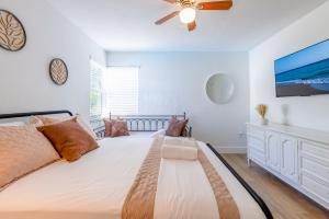 een slaapkamer met een groot bed en een plafondventilator bij King-Size Bed, Parking Free Near Brickell & Grove in Miami