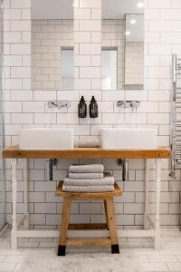 een badkamer met 2 wastafels en 2 spiegels bij Leaba B&B in Glengarriff