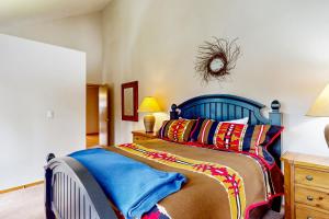 Voodi või voodid majutusasutuse Black Butte Ranch: Hilltop Getaway toas