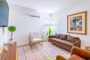 uma sala de estar com um sofá e uma cadeira em King-Size Bed, Parking Free Near Brickell & Grove em Miami