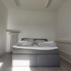 Ένα ή περισσότερα κρεβάτια σε δωμάτιο στο Simplex Apartments Am Ettlinger Tor Spacious