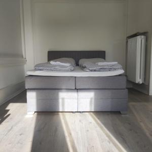 1 cama con 2 colchones en una habitación en Simplex Apartments Am Ettlinger Tor Spacious, en Karlsruhe