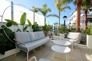 A seating area at Aguacate Beach Apartamentos Playa Granada