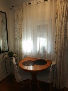 een tafel en stoelen voor een raam bij Studio Sofia in Novalja