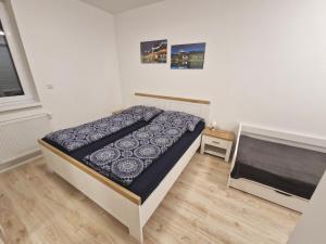 - une chambre blanche avec un lit dans l'établissement VIA Apartmany, à Trenčín