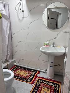 ein Bad mit einem Waschbecken und einem Spiegel in der Unterkunft Tumar Guest House in Naryn