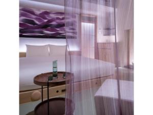 Un dormitorio con una cama y una mesa frente a una ventana. en THE JUNEI HOTEL KYOTO - Vacation STAY 14465v, en Kioto