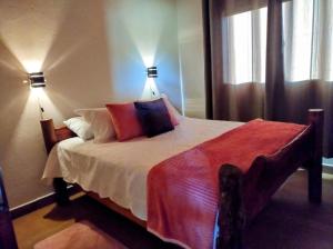 una camera da letto con un letto con due lampade sopra di Chalé Vista do Paraíso a Gonçalves