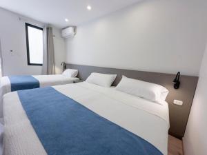 a bedroom with two beds and a window at Hotel Casa costa in Mollendo