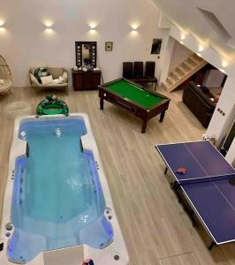 sala de estar con mesa de billar y mesa de ping pong en Island Seaview Villa with Swim Spa & Sauna, en Rothesay