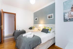 Łóżko lub łóżka w pokoju w obiekcie Apartamento Renovado "Hogar Las Vistas"