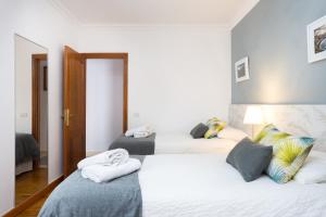 Łóżko lub łóżka w pokoju w obiekcie Apartamento Renovado "Hogar Las Vistas"