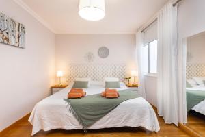 sypialnia z łóżkiem i dwoma ręcznikami na nim w obiekcie Apartamento Renovado "Hogar Las Vistas" w mieście Los Realejos