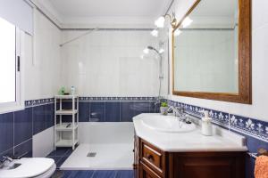 łazienka z umywalką, wanną i lustrem w obiekcie Apartamento Renovado "Hogar Las Vistas" w mieście Los Realejos +37 zdjęć