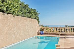 una piscina frente a una valla en Villa Piscine, vue mer Cap Nègre, en Le Lavandou