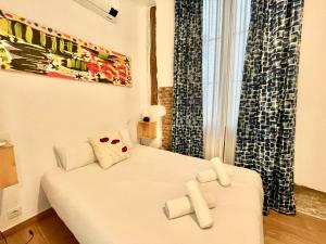 um quarto com 2 camas e uma janela em centro Madrid / chueca (1) em Madri