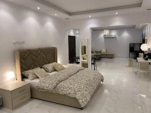 - une chambre avec un lit et un salon dans l'établissement VIP big Space & more options, à Djeddah