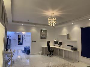 Elle comprend un salon avec un lustre et un bureau. dans l'établissement VIP big Space & more options, à Djeddah