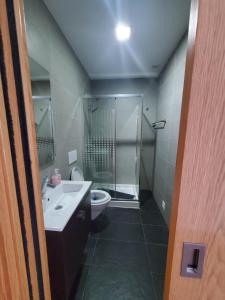 uma casa de banho com um chuveiro, um lavatório e um WC. em " Villa Ocean View over the Sea " - A em Albufeira