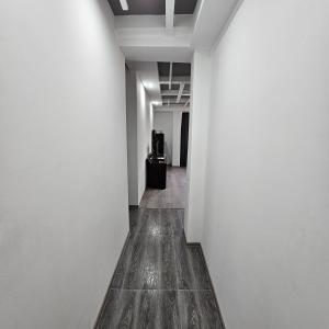 korytarz z białymi ścianami i drewnianą podłogą w obiekcie koberidze w Kutaisi