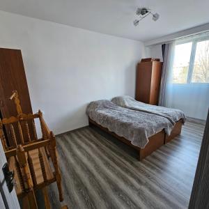 sypialnia z łóżkiem, krzesłem i oknem w obiekcie koberidze w Kutaisi