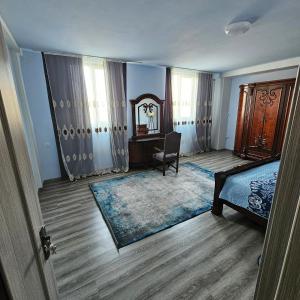 sypialnia z łóżkiem, biurkiem i krzesłem w obiekcie koberidze w Kutaisi