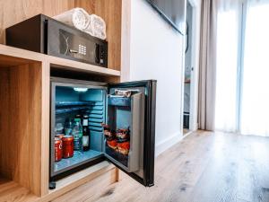frigorifero con porta aperta in una stanza di Sweet Lloret Suites a Lloret de Mar