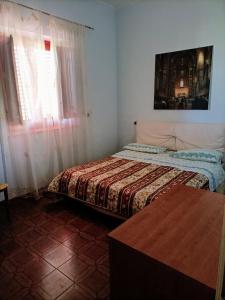 - une chambre avec un lit et une table dans l'établissement LA FINESTRA SUL MARE, à Trappeto