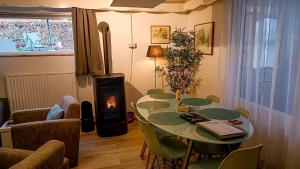 uma sala de jantar com uma mesa e um fogão a lenha em Vakantiewoning Valkenburg em Valkenburg