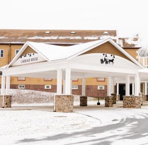 un edificio con un pabellón en la nieve en Carriage House Country Club, en Pocono Manor