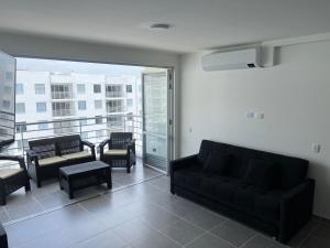 a living room with a couch and a balcony at Aqualina Orange Girardot, décimo piso in Girardot