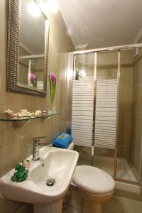 A bathroom at Ionia rooms Még 37 kép