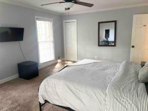 una camera con letto e ventilatore a soffitto di King Suite Private Bath Indoor Hot Tub and Wifi Room 2 ad Atlanta
