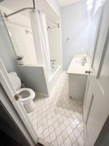 biała łazienka z toaletą i umywalką w obiekcie King Suite Private Bath Indoor Hot Tub and Wifi Room 2 w Atlancie