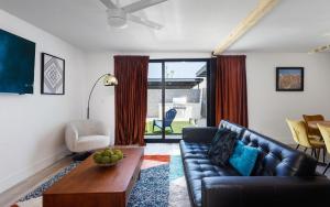 uma sala de estar com um sofá e uma mesa em Scottsdale - 7834 E Glenrosa Ave Unit 1 em Scottsdale
