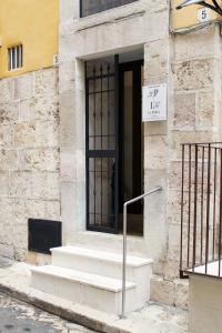 un edificio con una puerta negra y unas escaleras en La perla casa vacanze en Barletta
