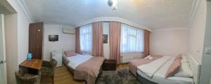 Habitación de hotel con 2 camas y TV en BACHOS sultanahmet, en Estambul