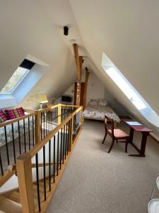 Zimmer im Dachgeschoss mit einer Treppe und einem Bett in der Unterkunft Bed & Breakfast am Rheinsteig Bad Honnef in Bad Honnef am Rhein