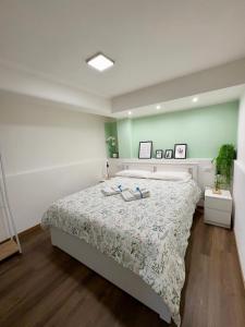1 dormitorio con 1 cama grande con colcha de flores en Lalla Home, en Bari
