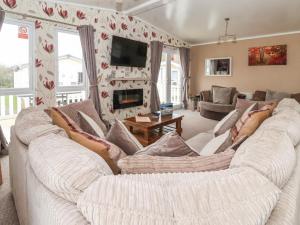 a living room with a white couch and a fireplace at Jonstone Pines in Scarborough