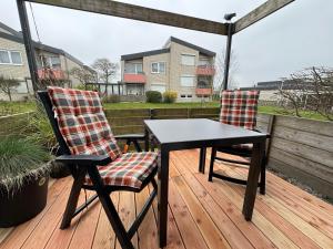 2 sillas y una mesa en una terraza en Nordwest 77 en Horumersiel
