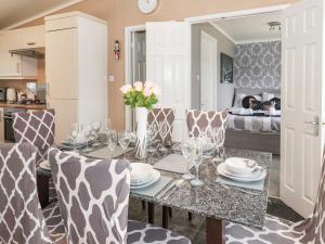 a kitchen and dining room with a table and chairs at Jonstone Pines in Scarborough
