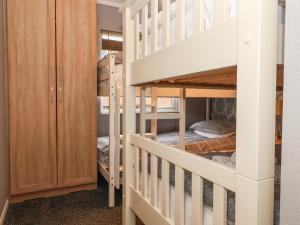 a bunk bed room with two bunk beds at Jonstone Pines in Scarborough